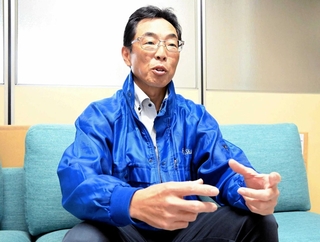 黄綬褒章を受けた姫路紙工の樋口雄社長＝姫路市白浜町