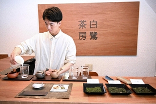 色や香り、味でお茶の産地などを当てる「茶歌舞伎」を定期的に開く赤松佳幸さん＝姫路市忍町、白鷺茶房