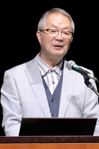 西国巡礼の大衆化について語る播磨学研究所の小栗栖健治所長＝姫路市市民会館