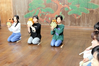 小鼓の稽古に取り組む親子教室のメンバー＝姫路市元塩町、本城能楽堂