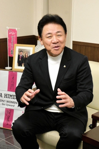 ヴィクトリーナ姫路を創設した当時の思い出を語る角田城治さん＝姫路市白浜町宇佐崎南１、城洋