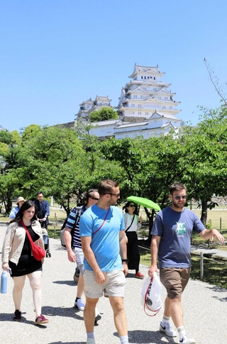 大型連休明けも訪日外国人客らでにぎわう姫路城＝１１日、姫路市本町