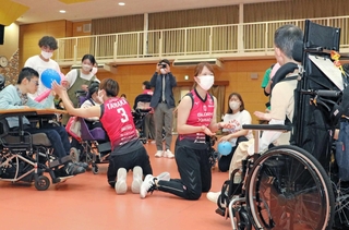 生徒と風船バレーで交流するヴィクトリーナ姫路の桜井美樹選手（中央右）ら＝書写養護学校