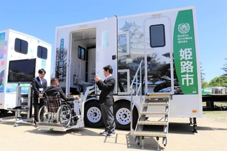 車いす対応の電動リフトも備える＝姫路城三の丸広場