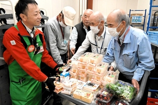 賞味期限が迫るなどして店頭から撤去された豆腐、乳製品、野菜などの廃棄品。福祉事業所などのスタッフが店舗を訪れて受け取る＝姫路市砥堀、ハローズ砥堀店