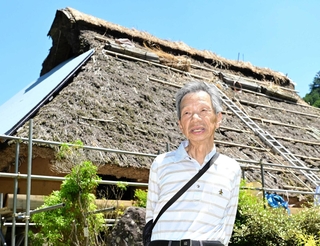 旧古井家住宅の前に立つ「千年家管理組合」代表の橋本里志さん＝姫路市安富町皆河（撮影・中西幸大）