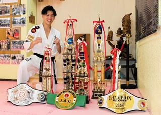 フルコンタクト空手の主要タイトルを次々と獲得した三木将嗣選手＝姫路市岩端町、岡村道場総本部