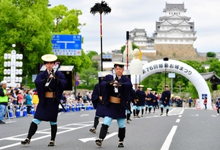 時代考証に基づいて再現された「姫路大名行列」＝姫路市本町（撮影・中西幸大）