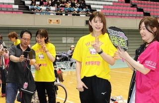 ファンと交流するヴィクトリーナ姫路の野中瑠衣選手（右から２人目）ら＝ヴィクトリーナ・ウインク体育館