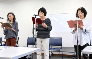 朗読劇の練習に取り組むサークルさえずりのメンバー＝姫路市本町、城内図書館