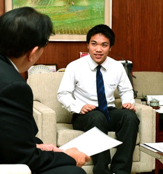 全国高校選抜大会を制し、さらなる活躍を誓う岡田勇人さん＝姫路市役所