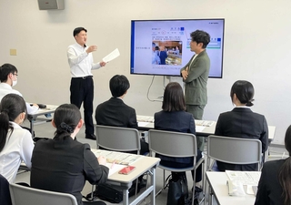 新聞記事を使ったロールプレイ研修を受ける姫路信用金庫の職員ら＝神戸市中央区東川崎町１