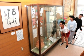姫路市書写の里・美術工芸館から引き継いだ書や工芸品＝城東小