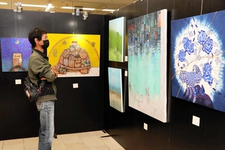 現代美術の名品が並ぶ会場＝山陽百貨店本館