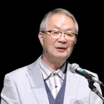 西国巡礼の大衆化について語る播磨学研究所の小栗栖健治所長＝姫路市市民会館