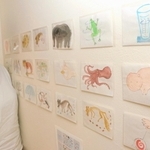 岩田健三郎さんが描いた言葉カード「ＣＡＲＤ　かあど」の原画を見つめる長女の愛子さん＝姫路市保城