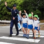 手を上げて横断歩道を渡る園児ら＝姫路市本町、姫路中央自動車学院