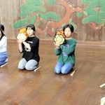 小鼓の稽古に取り組む親子教室のメンバー＝姫路市元塩町、本城能楽堂