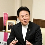 ヴィクトリーナ姫路を創設した当時の思い出を語る角田城治さん＝姫路市白浜町宇佐崎南１、城洋