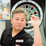 ＜播磨びと＞みんなの輪、広がる一投を　プロダーツプレイヤー・鷲嘉晃さん(48)