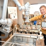 全自動でそうめんをゆでるロボットを紹介するイトデンエンジニアリングの杉田真悟さん＝姫路市呉服町