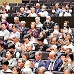 来賓のあいさつに拍手で応える金婚夫婦祝福式典の参加者＝姫路市神屋町、アクリエひめじ