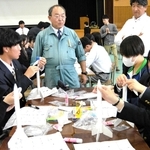 紙製ロケットの作り方を手ほどきする植松努さん（中央）＝姫路市網干区新在家、網干高校