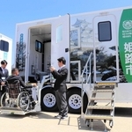 車いす対応の電動リフトも備える＝姫路城三の丸広場