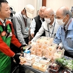 賞味期限が迫るなどして店頭から撤去された豆腐、乳製品、野菜などの廃棄品。福祉事業所などのスタッフが店舗を訪れて受け取る＝姫路市砥堀、ハローズ砥堀店