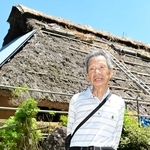 旧古井家住宅の前に立つ「千年家管理組合」代表の橋本里志さん＝姫路市安富町皆河（撮影・中西幸大）