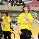 ファンと交流するヴィクトリーナ姫路の野中瑠衣選手（右から２人目）ら＝ヴィクトリーナ・ウインク体育館