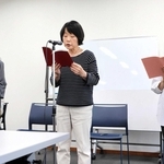 朗読劇の練習に取り組むサークルさえずりのメンバー＝姫路市本町、城内図書館