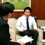 全国高校選抜大会を制し、さらなる活躍を誓う岡田勇人さん＝姫路市役所