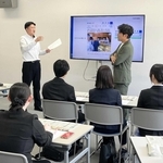 新聞記事を使ったロールプレイ研修を受ける姫路信用金庫の職員ら＝神戸市中央区東川崎町１