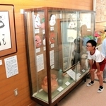 姫路市書写の里・美術工芸館から引き継いだ書や工芸品＝城東小