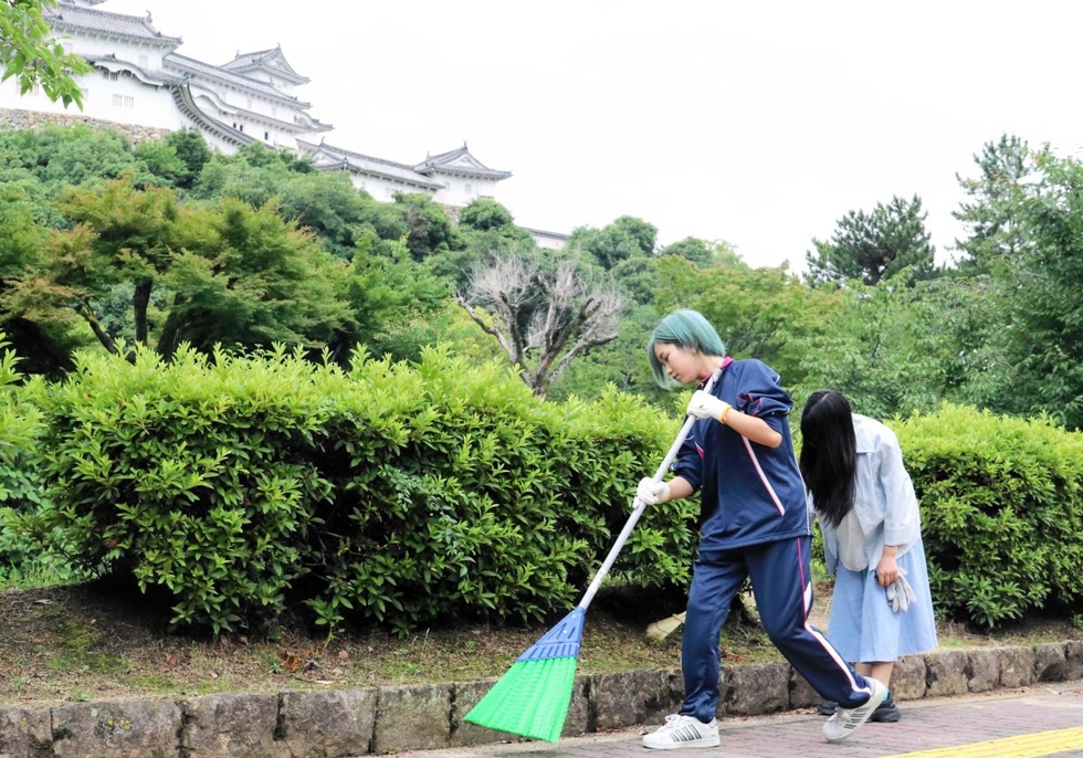 姫路北高の1年生、城周辺を清掃 ふるさと貢献活動「きれいになって 