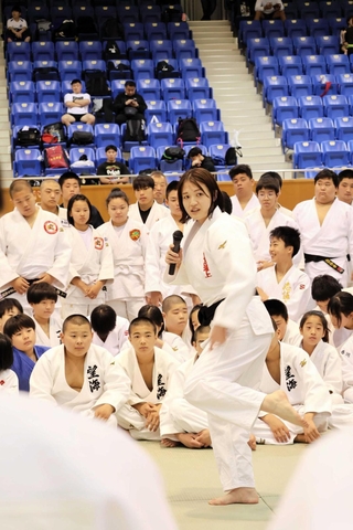 大内刈りのこつを伝授する新井千鶴さん（中央）＝県立武道館