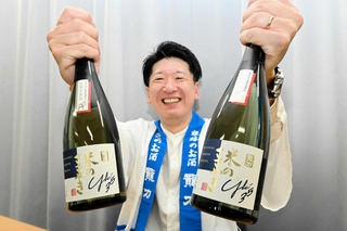 全国新酒鑑評会で金賞、ＩＷＣで兵庫トロフィーに輝いた「米のささやき」をＰＲする本田商店の本田龍祐社長＝姫路市役所