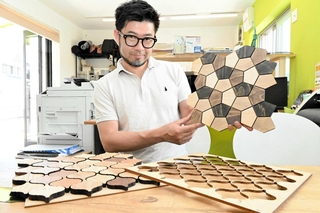 木の端材を再利用して「モガナタイル」を考案した松森栄次さん＝姫路市花田町小川