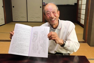 自身が執筆した「播磨雑学」を手に、郷土史を語る鎌谷利晴さん＝土師公民館