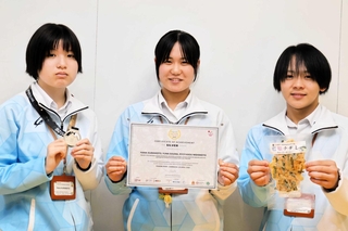 「藍姫チヂミ」の開発などを発表し、国際大会「ＩＣＩＡ」で銀賞を獲得した地域創生部員の（右から）西本良太郎さん、相馬優心さん、倉本華さん＝姫路商業高校