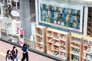 映画「黒牢城」の姫路城ロケをＰＲする姫路市観光案内所＝姫路市駅前町