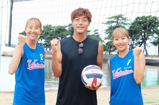 「ヴィクトリーナ　レヴァリス」の（左から）吉岡可奈選手、牛尾正和監督、坊野明里選手＝高砂海浜公園