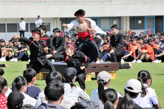 試合に臨む運動部員らにエールを送る姫路西高の応援団＝ウインク陸上競技場