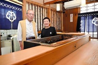 おでん店「十七八」を長年切り盛りした３代目の佐藤史子さん（右）と夫の弘さん＝姫路市呉服町