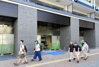 姫路市の新たな観光案内所が入る複合型マンションの１階部分。愛称が決まり、１０月のオープンに向けて工事が進む＝１０日、同市二階町（撮影・有島弘記）