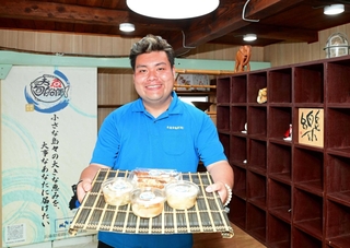 手作り総菜や弁当の販売店を開いた小林昂祐さん。今後商品の充実を図る予定でイートインにも対応する＝姫路市家島町宮