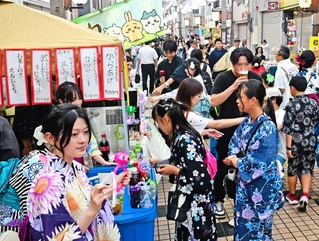 露店で賑わう西二階町商店街＝姫路市西二階町（撮影・中西幸大）