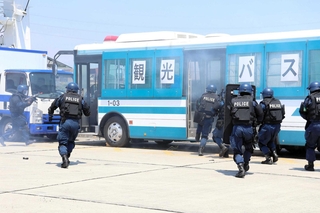 テロリスト役が立てこもるバスに乗り込む県警機動隊員＝姫路市飾磨区細江、飾磨４号岸壁