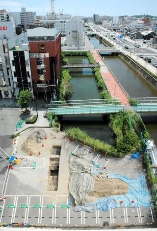 ２０１７年に発掘調査した時の現場駐車場＝姫路市魚町（提供・姫路市教育委員会文化財課）